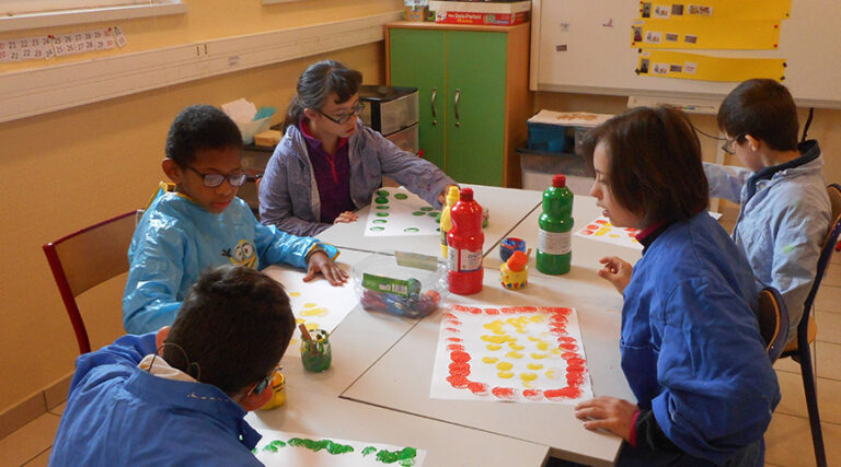 groupe d'enfants qui font de la peinture