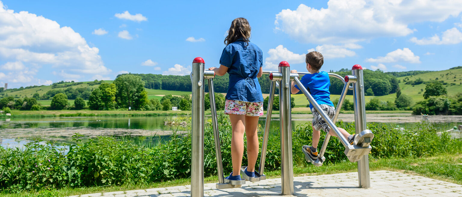 deux enfants jouent sur un jeu exterieur