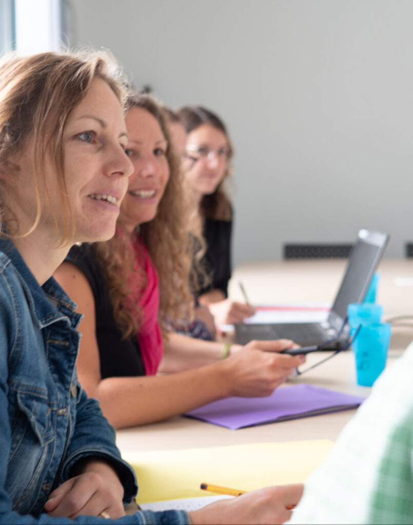 groupe de personnes en formation autour d'une table