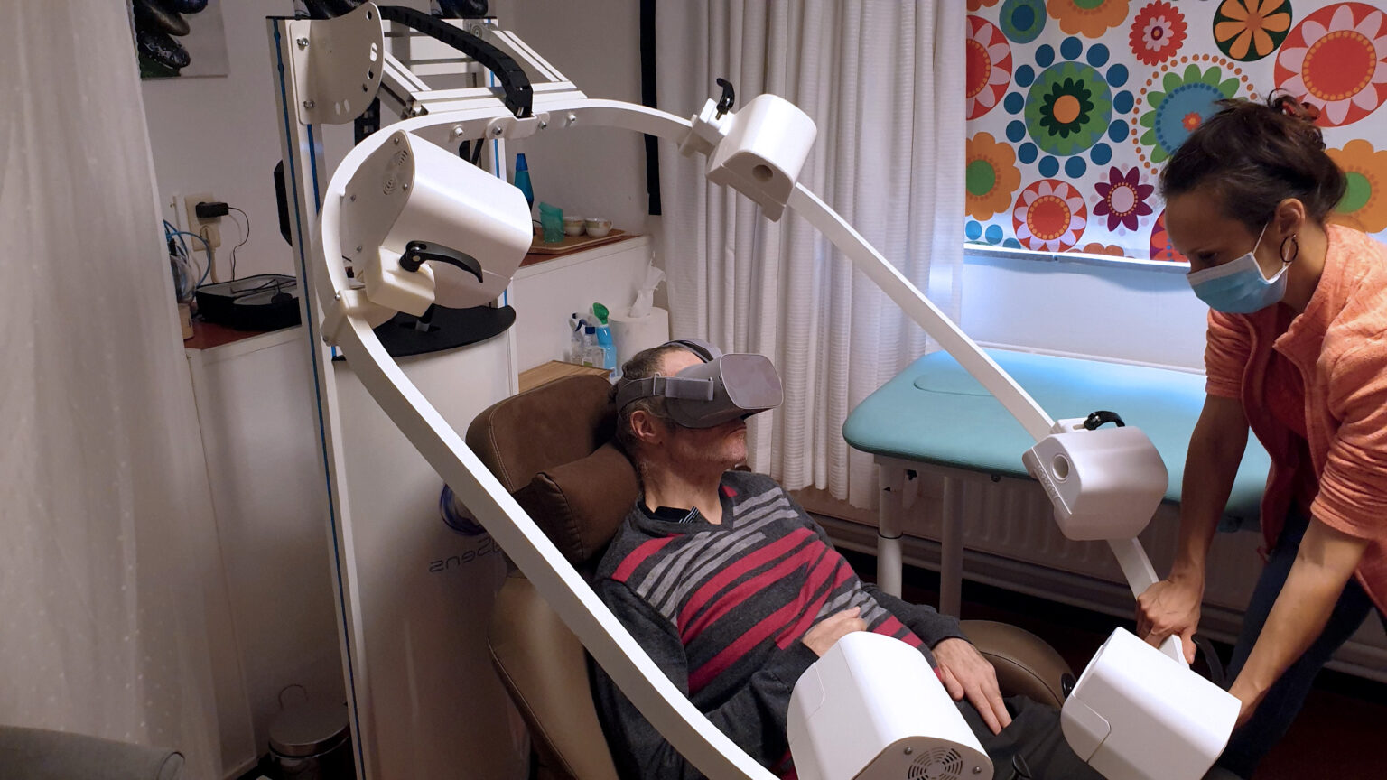 un homme allonge utilise le materiel virtysens