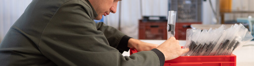 un homme travaille en prestation de service