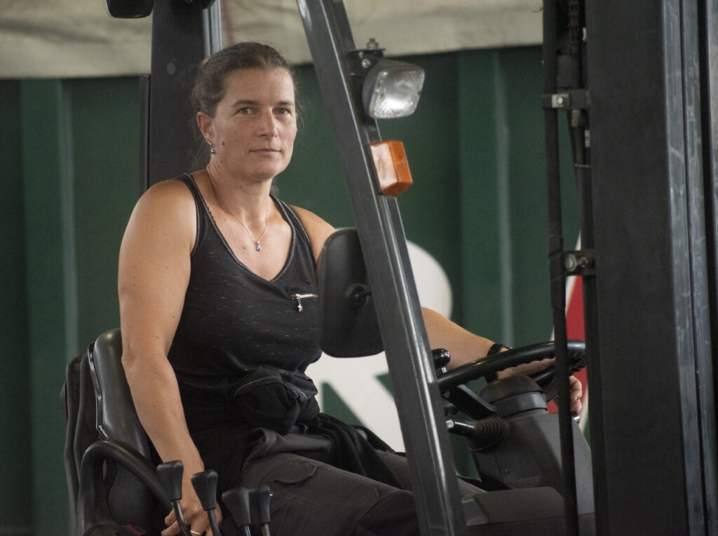 une femme conduit un transpalette