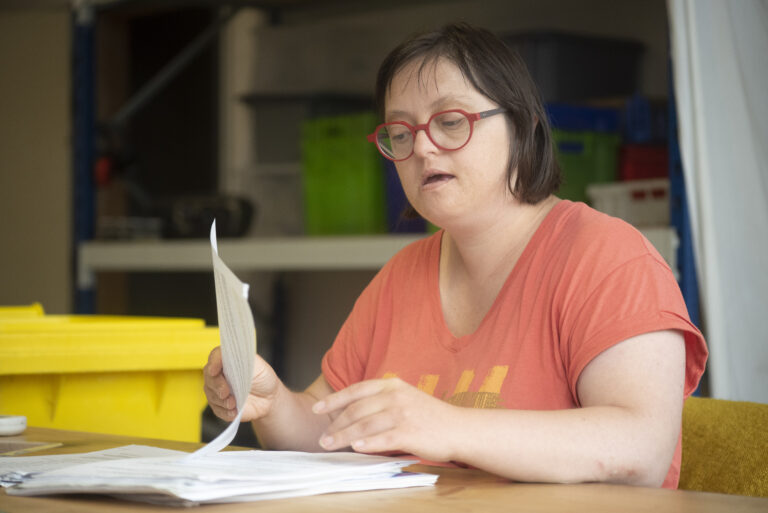 une salariée trie des papiers