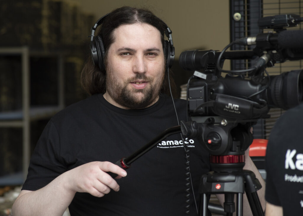 le cameraman regarde le photographe