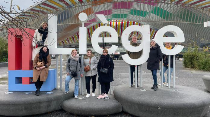 groupe de personne devant les lettres liege