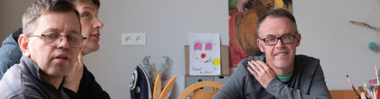 trois hommes sont a un atelier d'art therapie