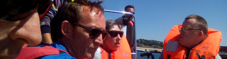 plan serre sur un groupe d'adulte avec des bouées de sauvetage sur un bateau