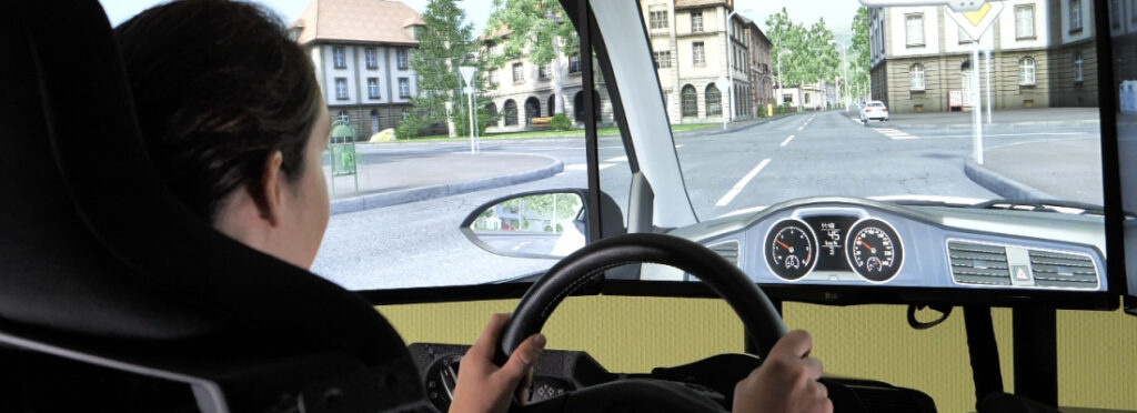 une femme apprend a conduire dans un simulateur 3d