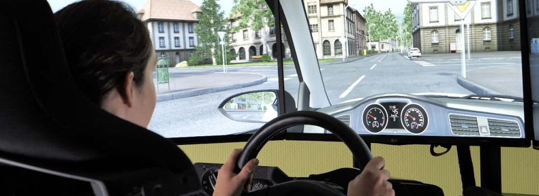 une femme apprend a conduire dans un simulateur 3d