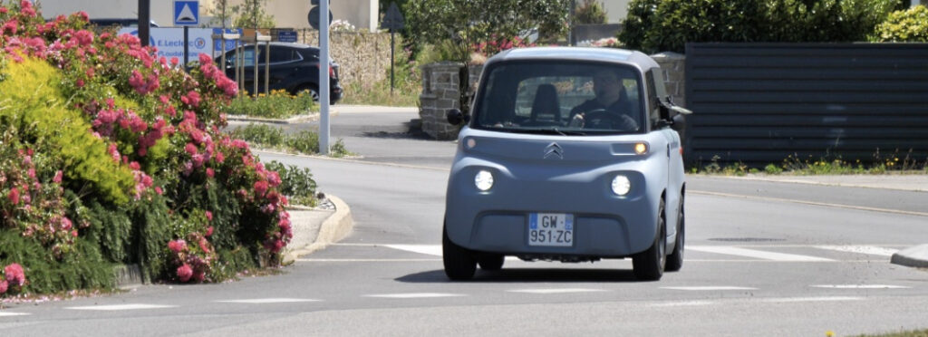 un homme conduit une voiture sans permis