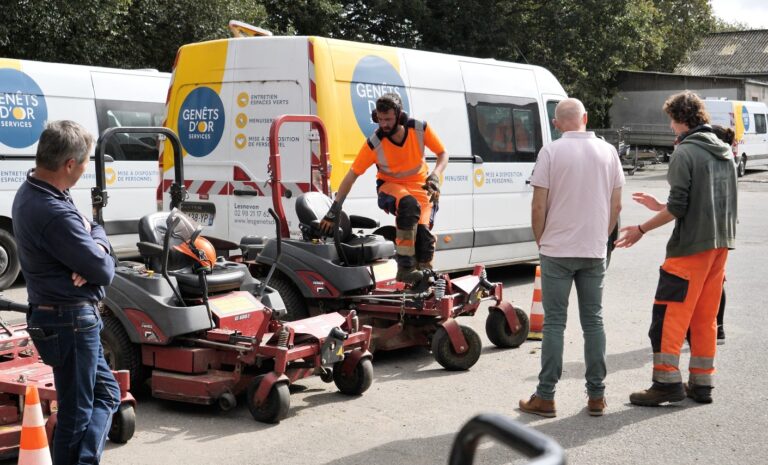 travailleurs en entretien des espaces verts devant les machines de tonte