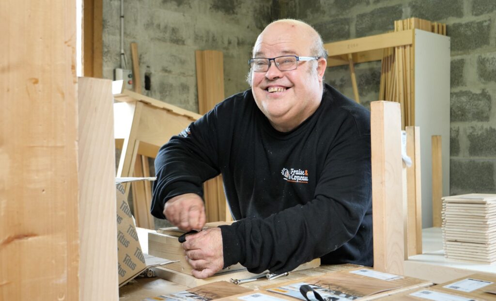 un travailleur de la fraise et le copeau dans son atelier