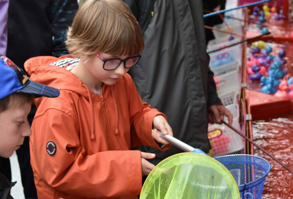 des enfants jouent a une peche a la ligne
