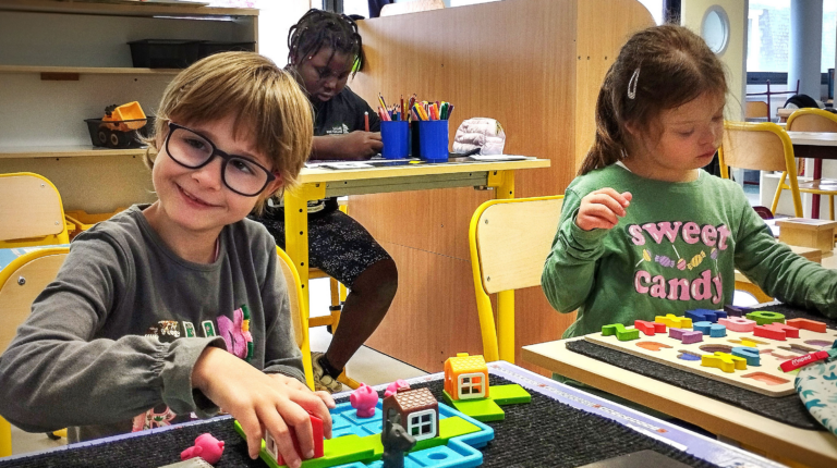 trois enfants font des ateliers a l'uema de morlaix