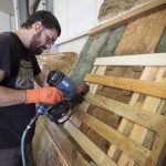 un salarie prepare les palettes