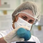 une femme avec une charlotte en prestation alimentaire