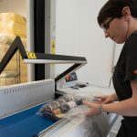 une femme travaille au conditionnement alimentaire